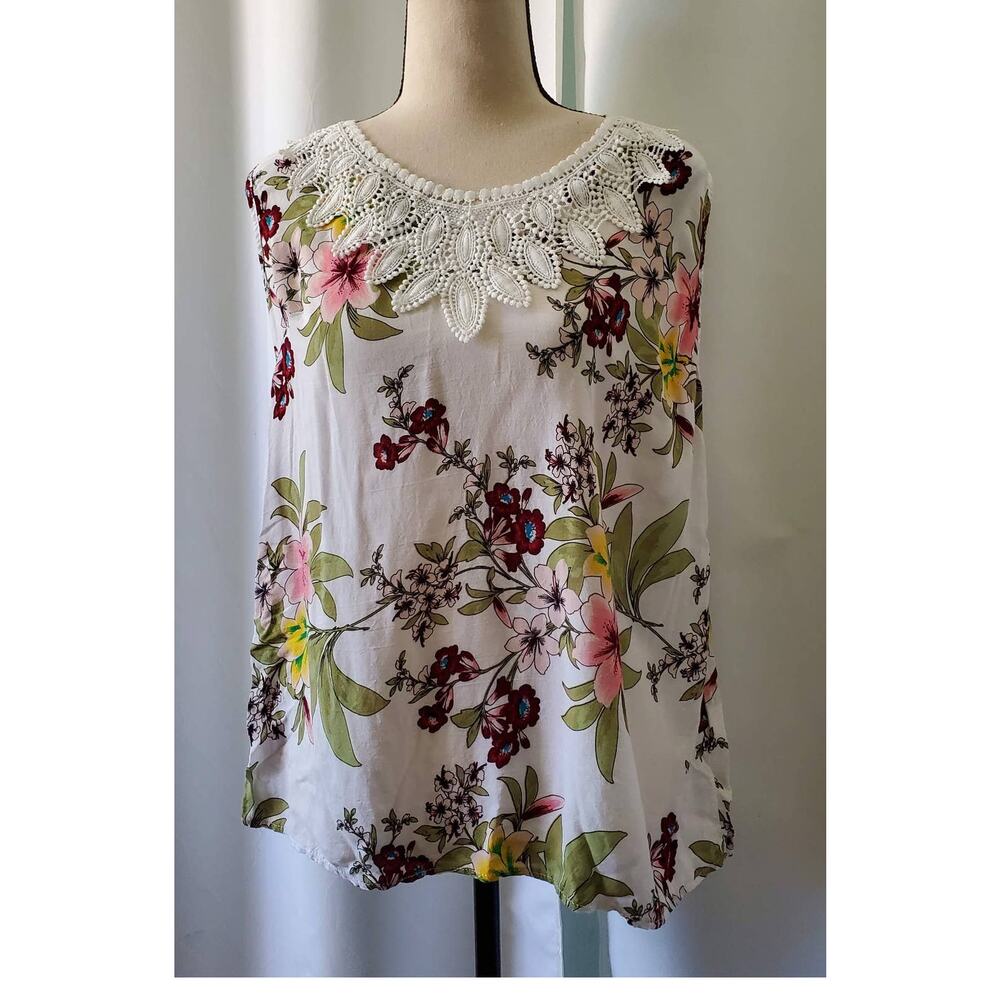 Shirt Lace and flower pattern - Size M